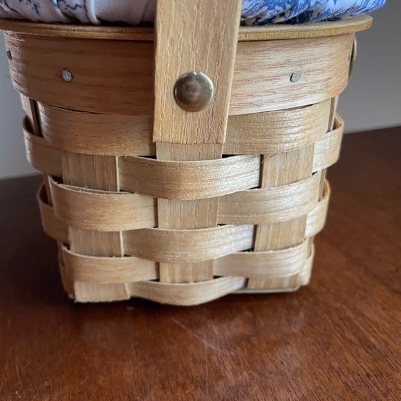 Peterboro Basket Co 5" Round Basket with Swing Handle and Lid - Picture 3 of 11